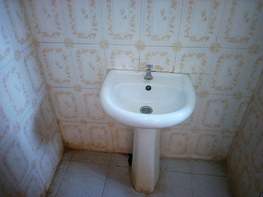 Bathroom sink