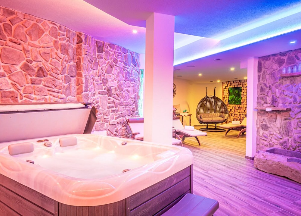 Indoor spa tub