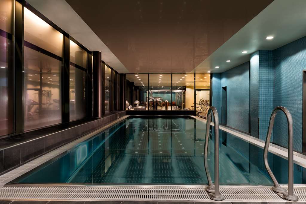 adina apartment hotel frankfurt neue oper pool