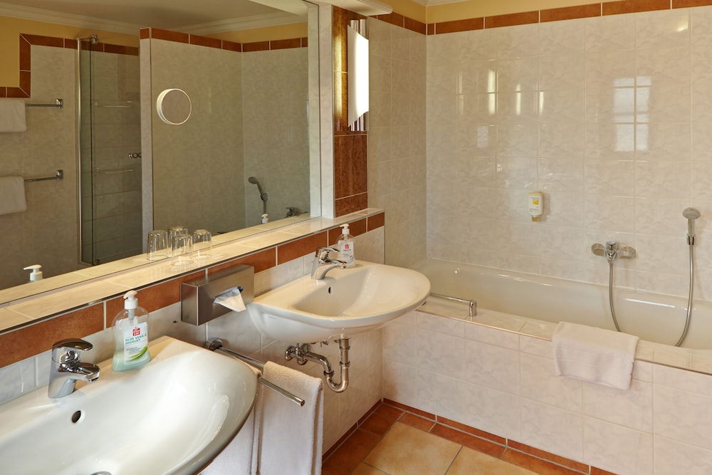 Deep soaking bathtub