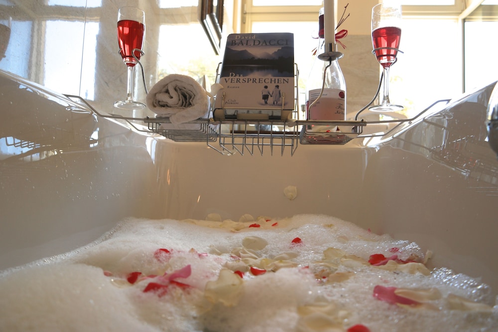 Deep soaking bathtub