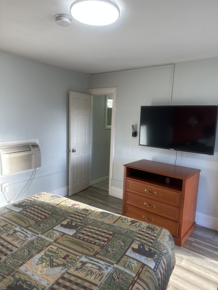 Whispering Pines Motel - photo 4