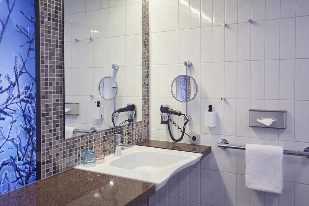 Scandic Berlin Potsdamer Platz room Standard accessible bathroom