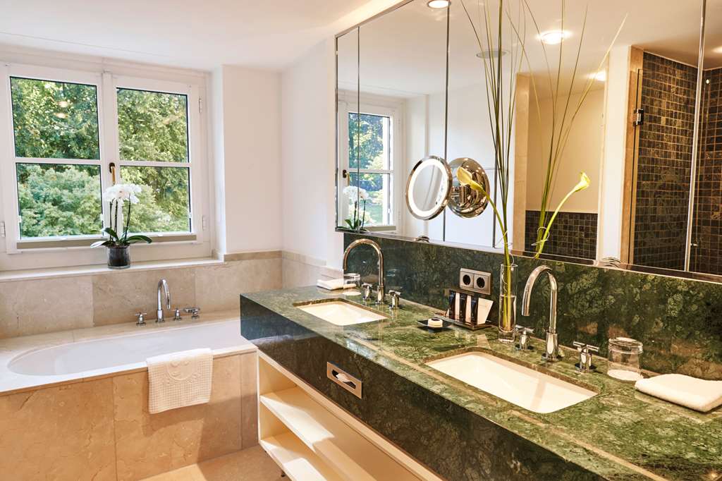 Steigenberger Grandhotel Petersberg, Koenigswinter/Bonn, Germany - Bathroom