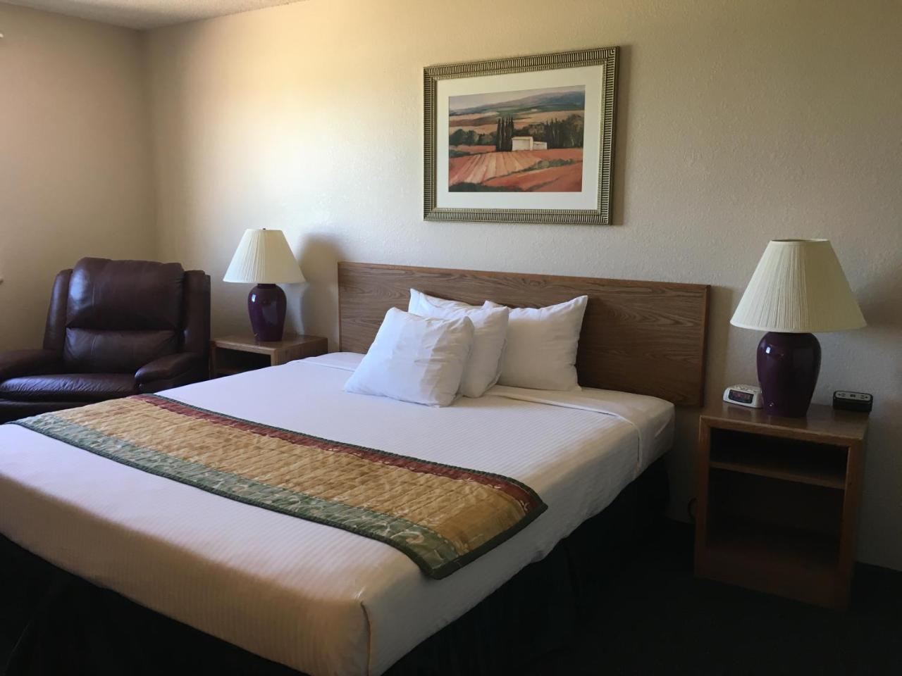 Cassville Four Seasons Inn & Suites - photo 2