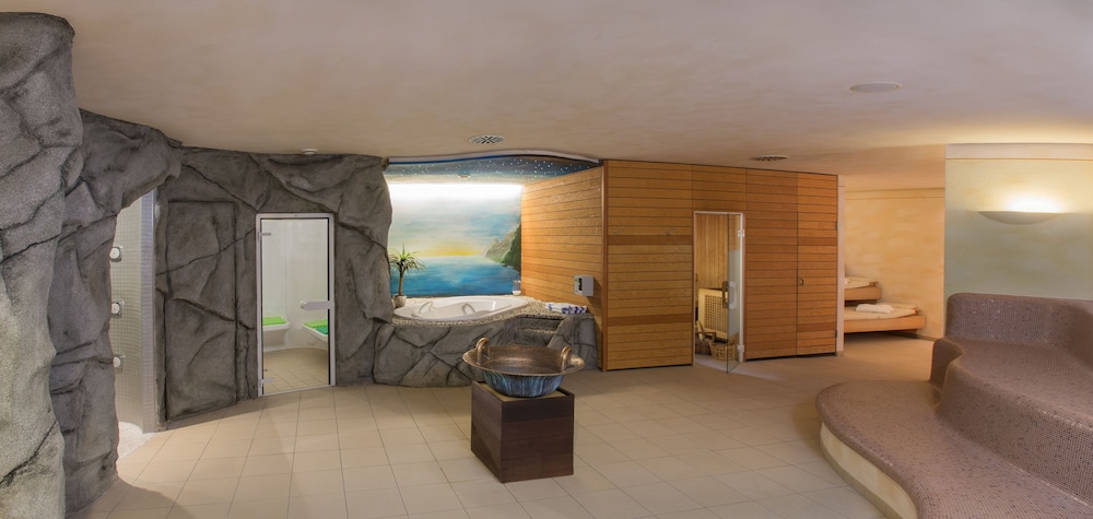 Indoor spa tub