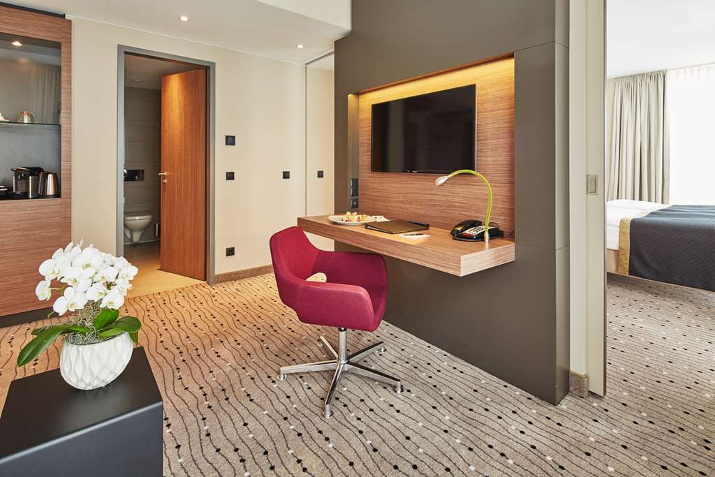Steigenberger Hotel Am Kanzleramt, Berlin, Germany - Suite living area