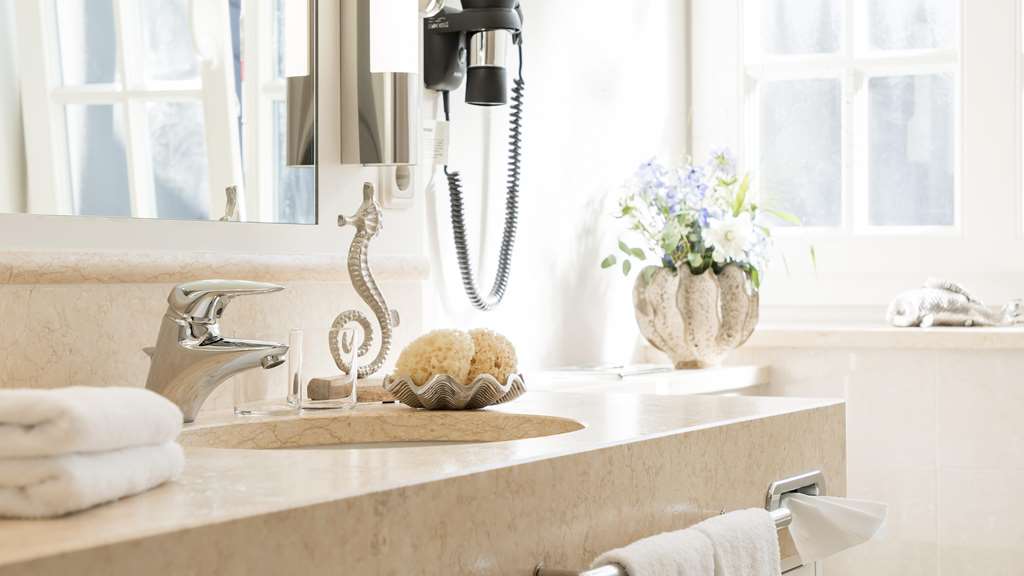 Guest room bath