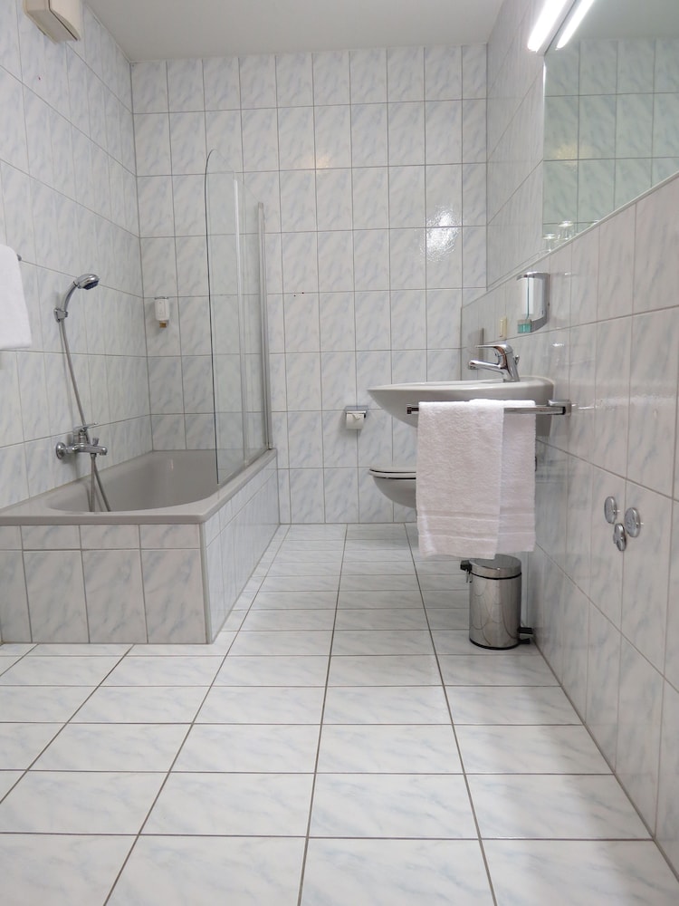Deep soaking bathtub