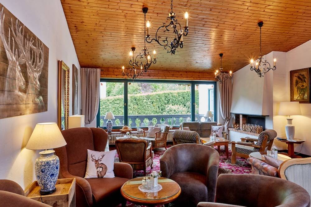 Lobby lounge