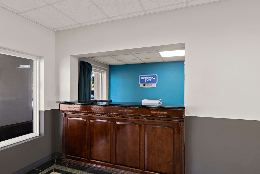 Econo Lodge Commerce - photo 3