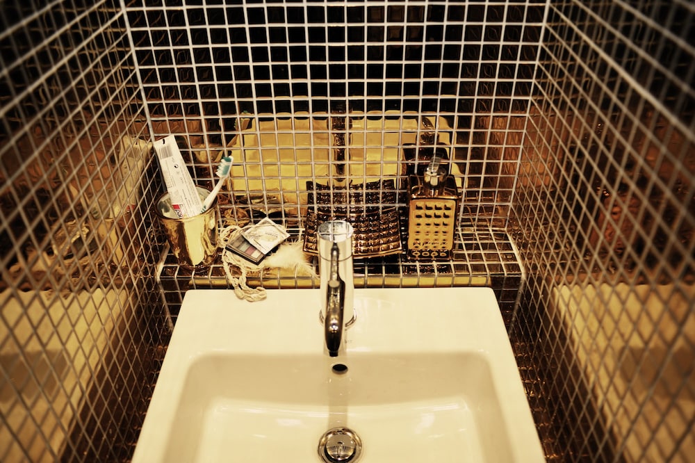 Bathroom sink