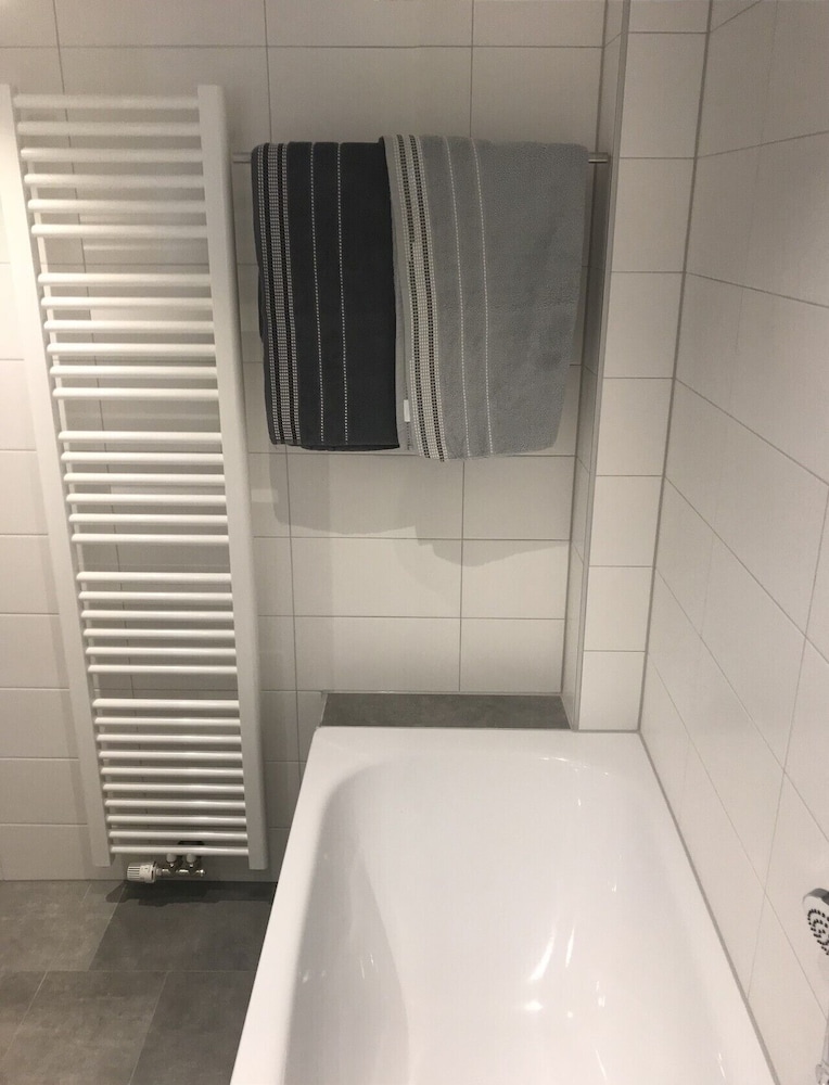 Deep soaking bathtub