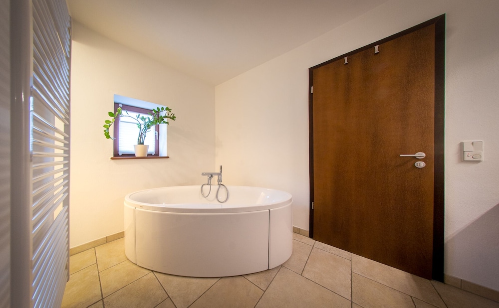 Deep soaking bathtub