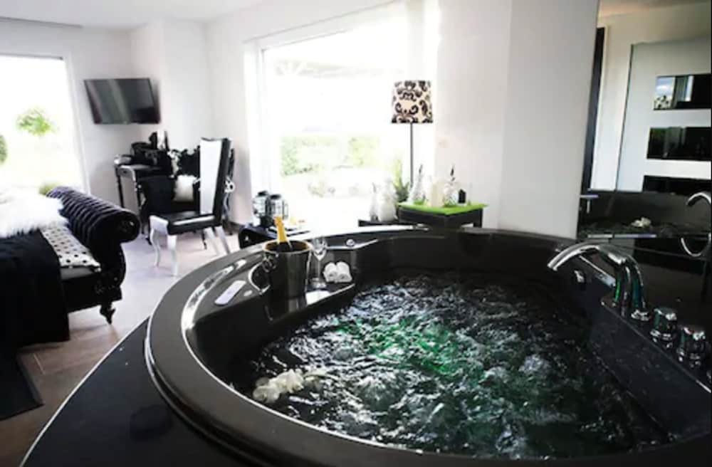 Private spa tub