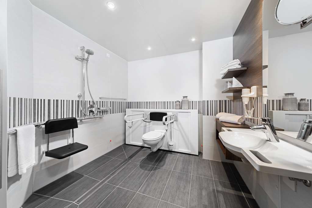 Accessible bathroom_TOP EMBRACE Allgaeu ART Hotel Kempten