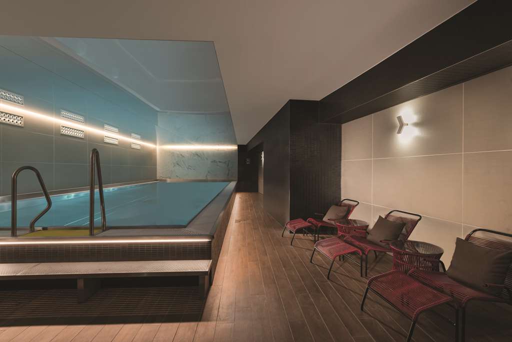adina apartment hotel nuremburg pool