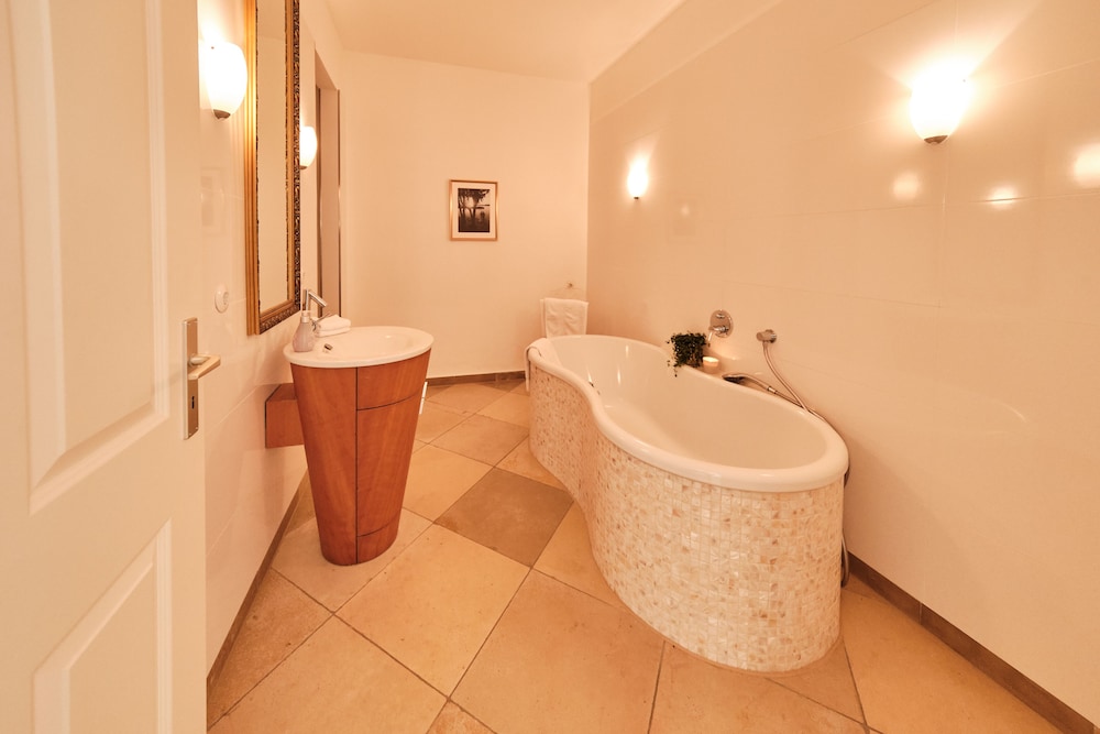 Deep soaking bathtub