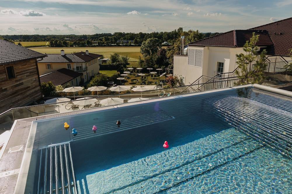 Infinity pool