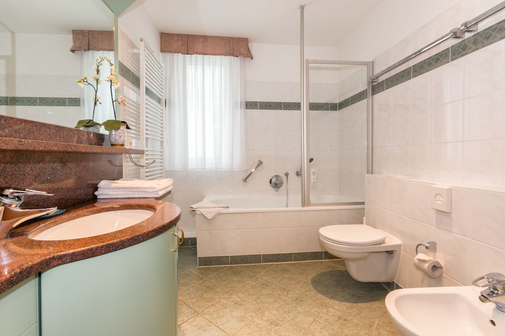 Deep soaking bathtub