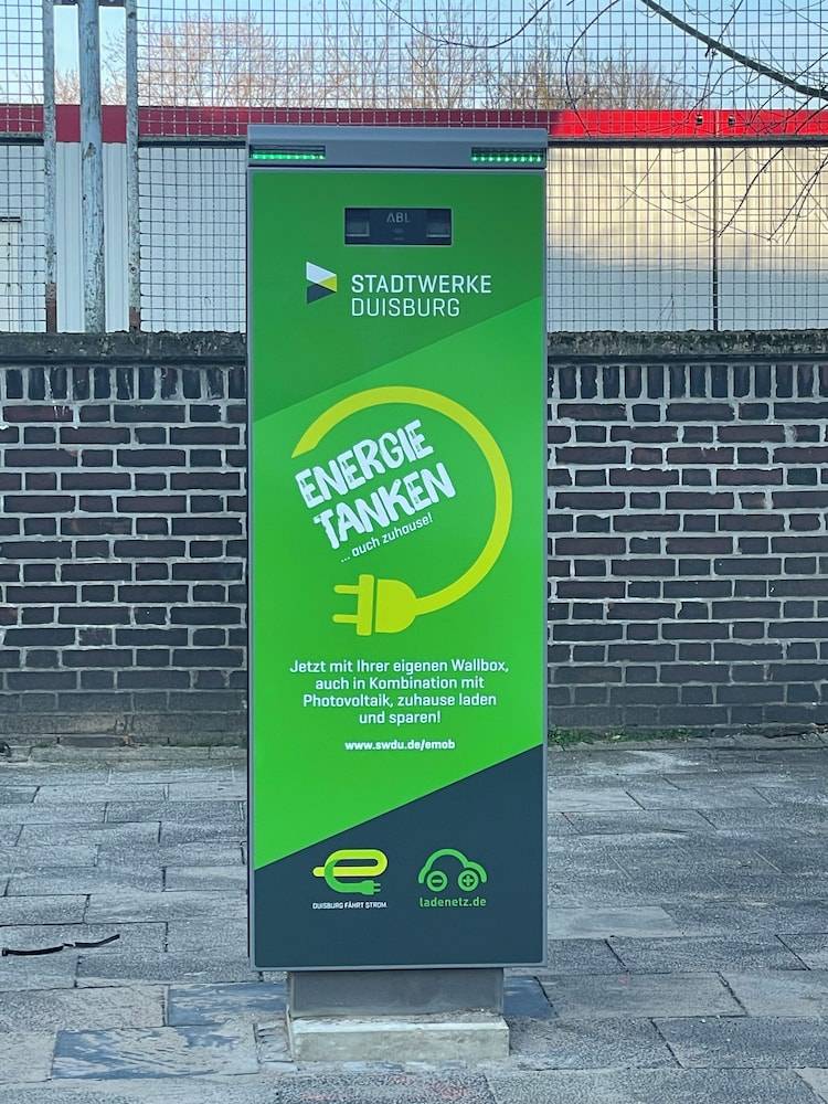 Electric vehicle charging station