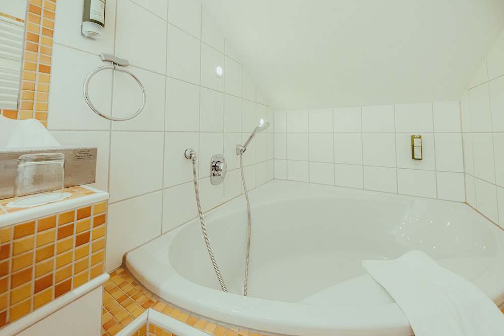 Deep soaking bathtub