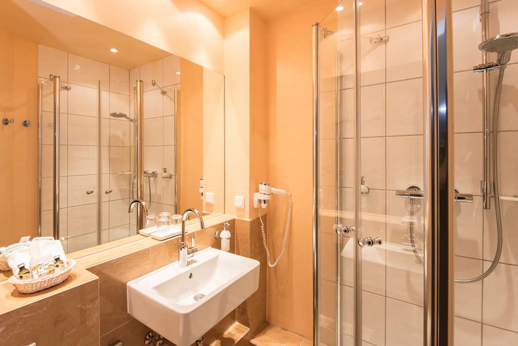 Hotel City House Standard Zimmer Bad