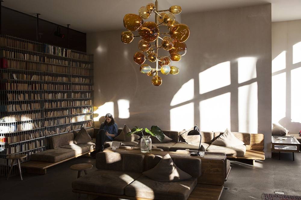 Lobby lounge