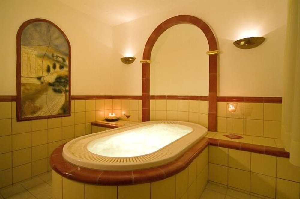 Deep soaking bathtub