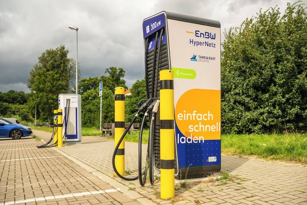 Electric vehicle charging station