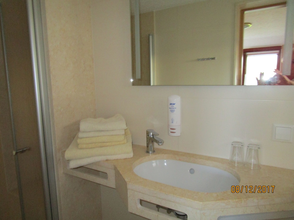 Bathroom sink