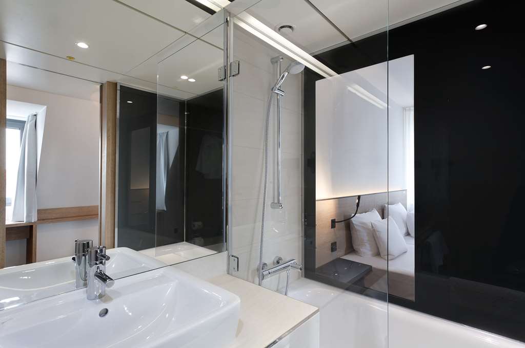 bathroom bathtub Sorat Hotel Saxx Nuremberg