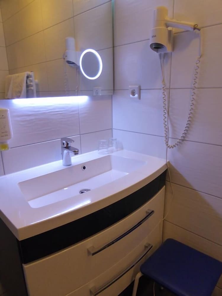 Bathroom sink
