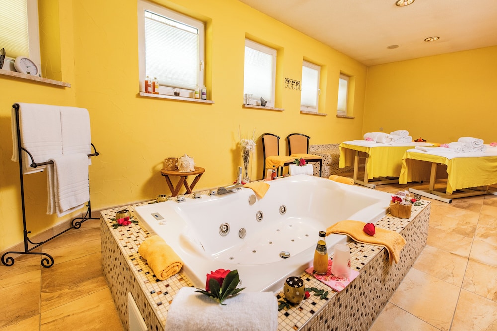 Indoor spa tub