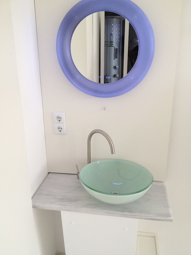 Bathroom sink