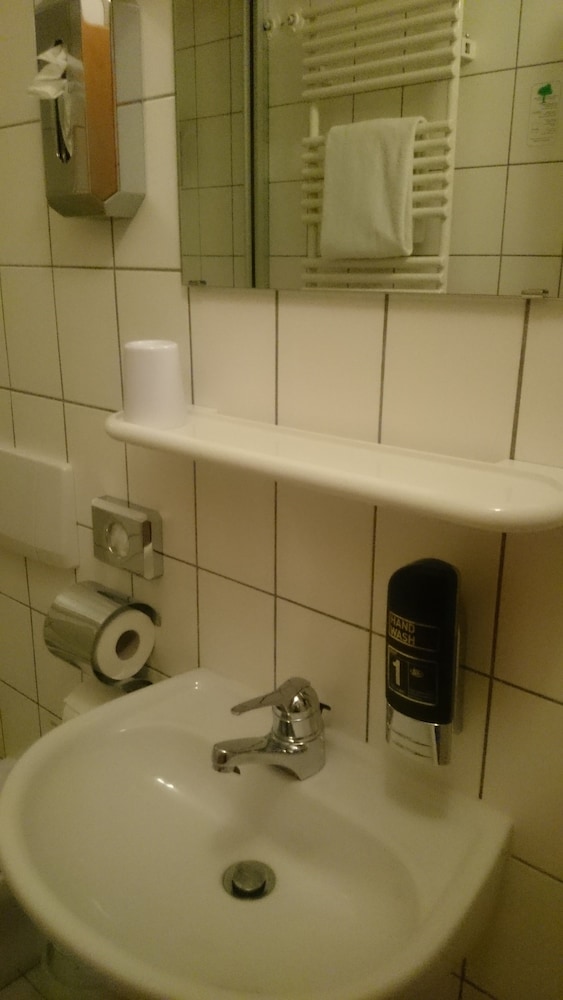 Bathroom sink