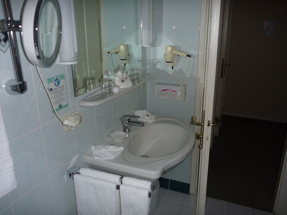 Bathroom sink