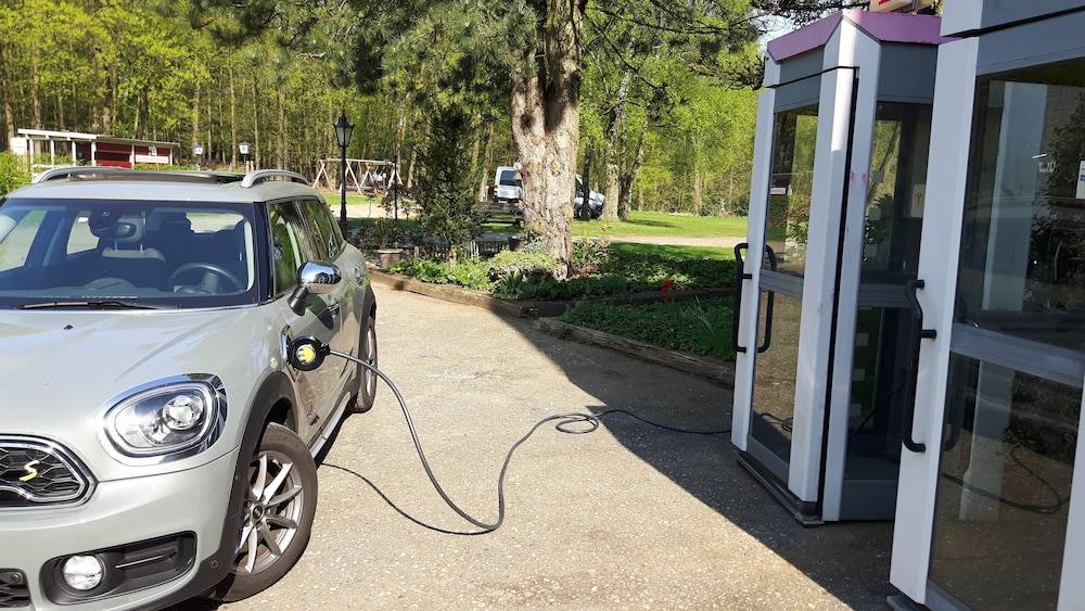 Electric vehicle charging station