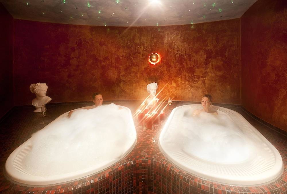 Indoor spa tub