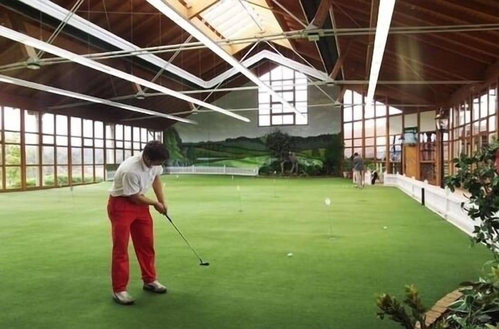 Indoor golf driving range