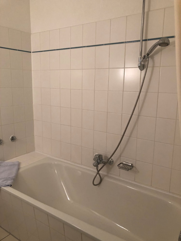 Deep soaking bathtub