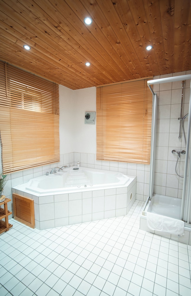 Indoor spa tub