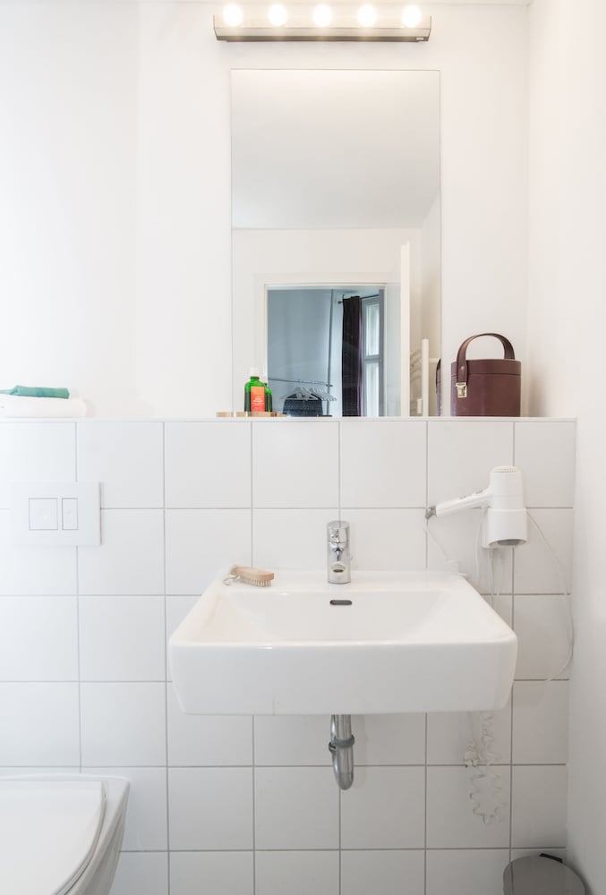 Bathroom sink