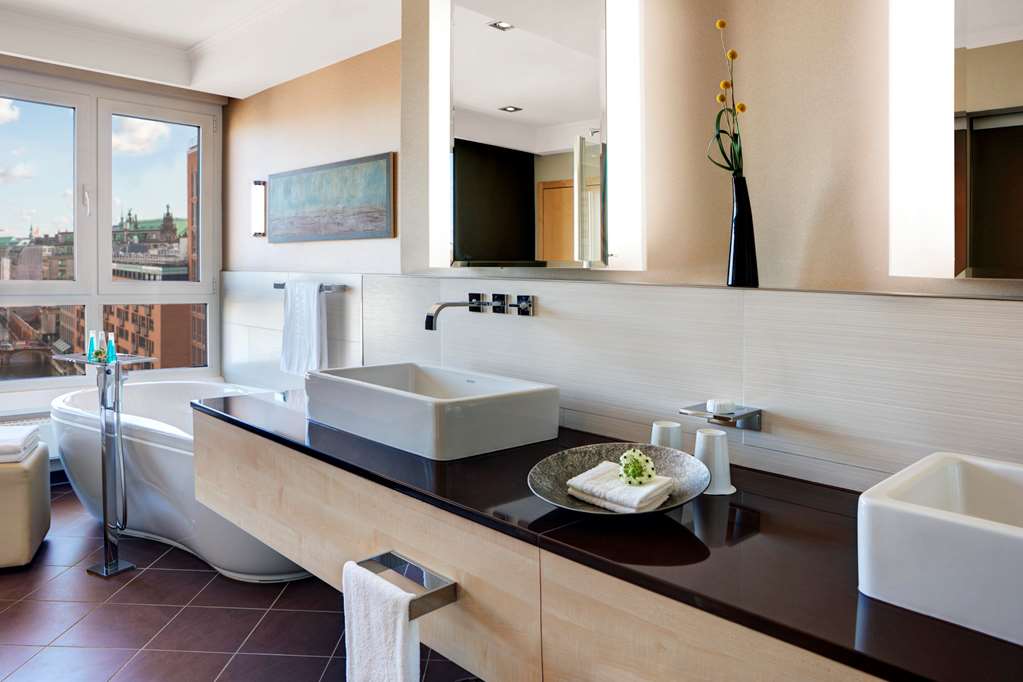 Steigenberger Hotel Hamburg, Germany - Superior Suite bathroom