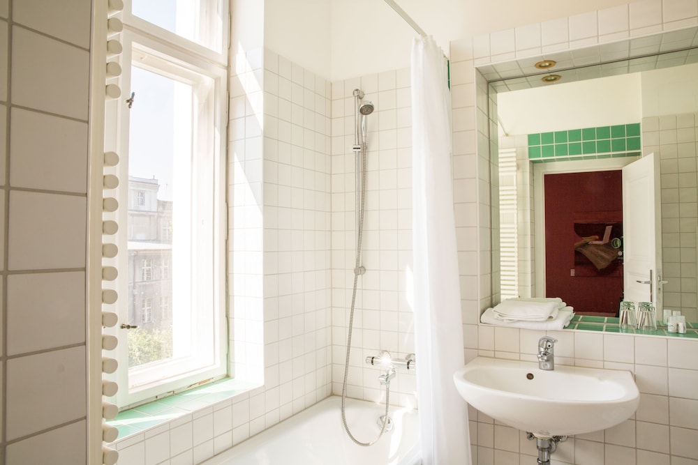 Deep soaking bathtub