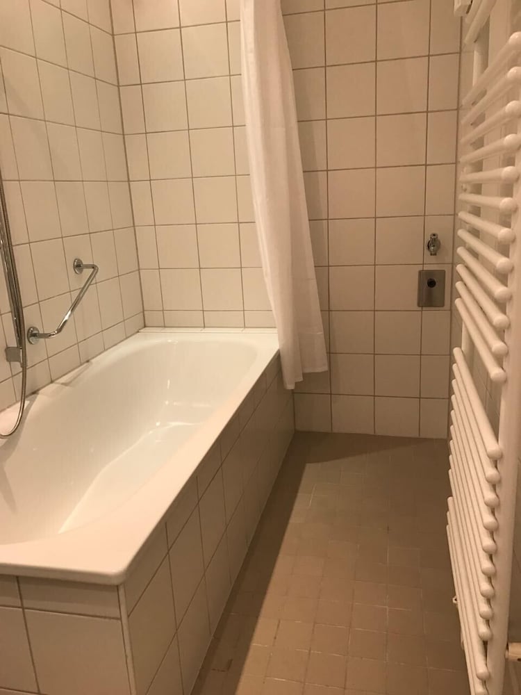 Deep soaking bathtub