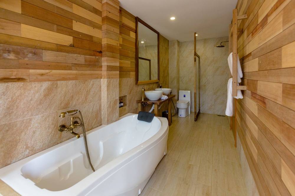Deep soaking bathtub