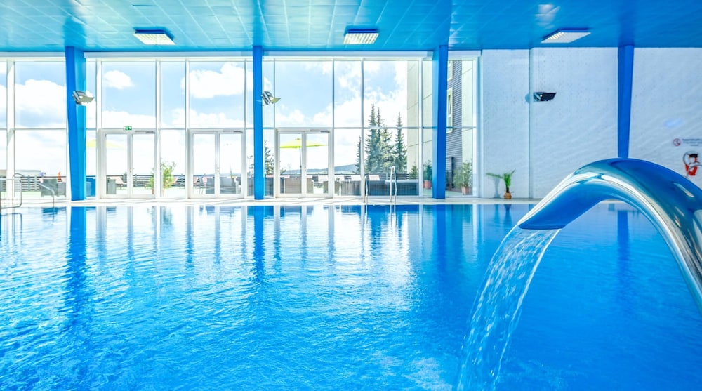 Indoor/outdoor pool