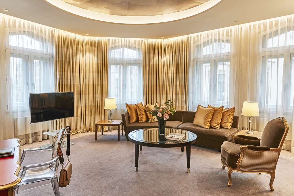 MUC1_Executive Two Bedroom Suite 2.jpg