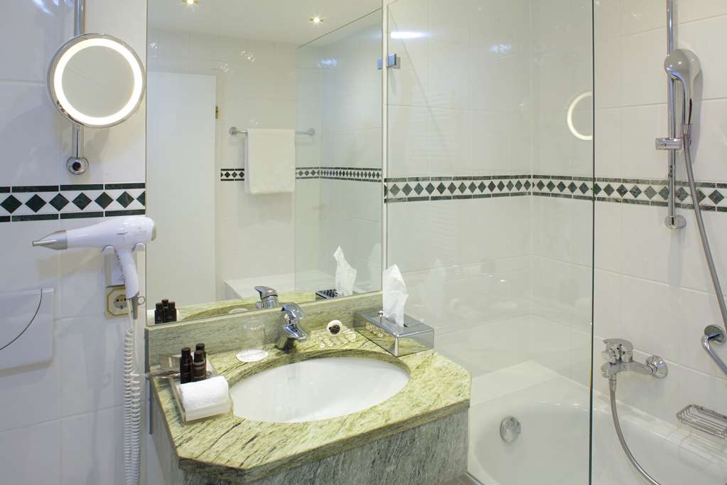 Steigenberger Hotel der Sonnenhof, Bad Woerishofen, Germany - Bathroom